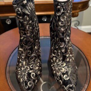 NWOT WILD DIVA LOUNGE SEQUINED EMBROIDERED ANKLE BOOTS - SIZE 8.5